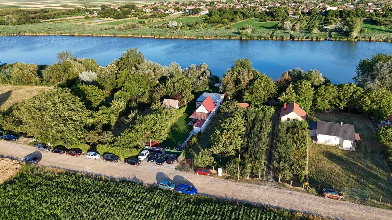Vazdušni pogled na Villa Barselona vikendicu na obali reke Tise u Čurugu