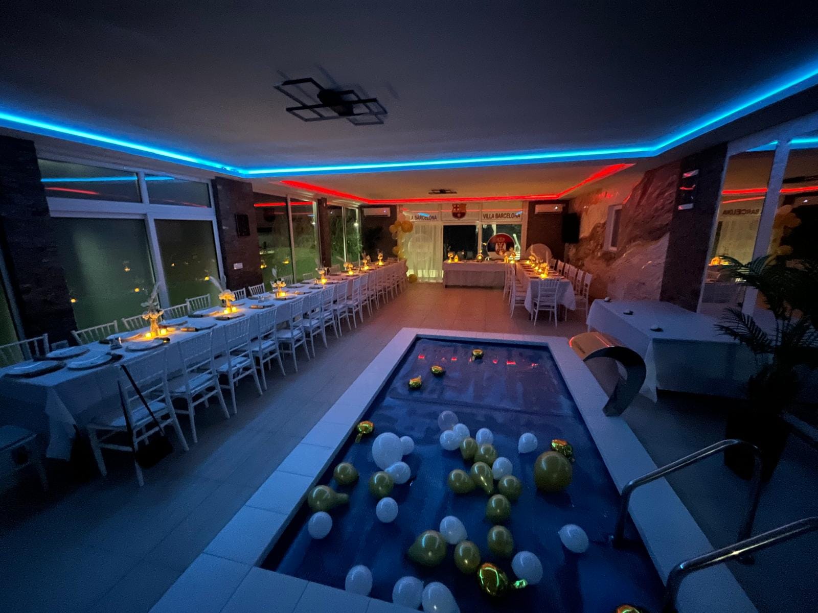 Sala za proslave uveče sa neon osvetljenjem