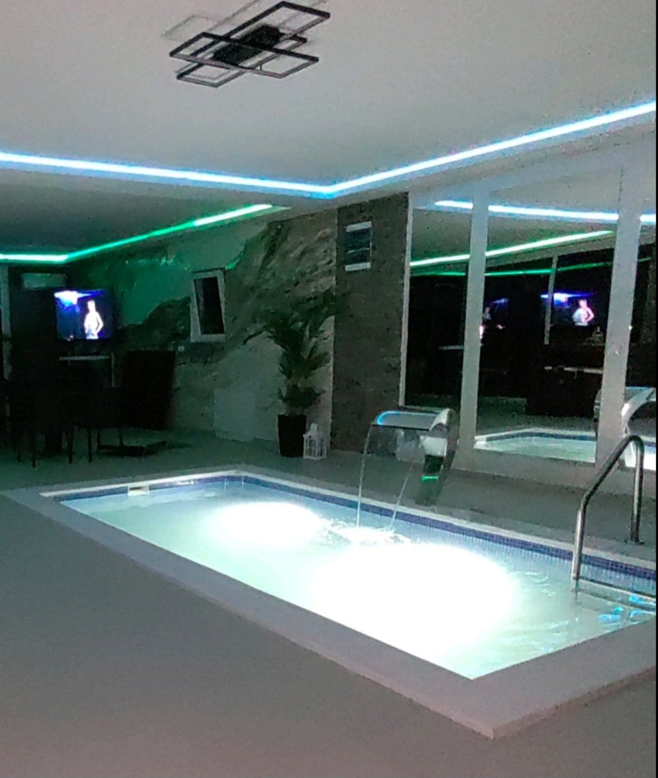 Unutrašnji bazen sa neon osvetljenjem noću
