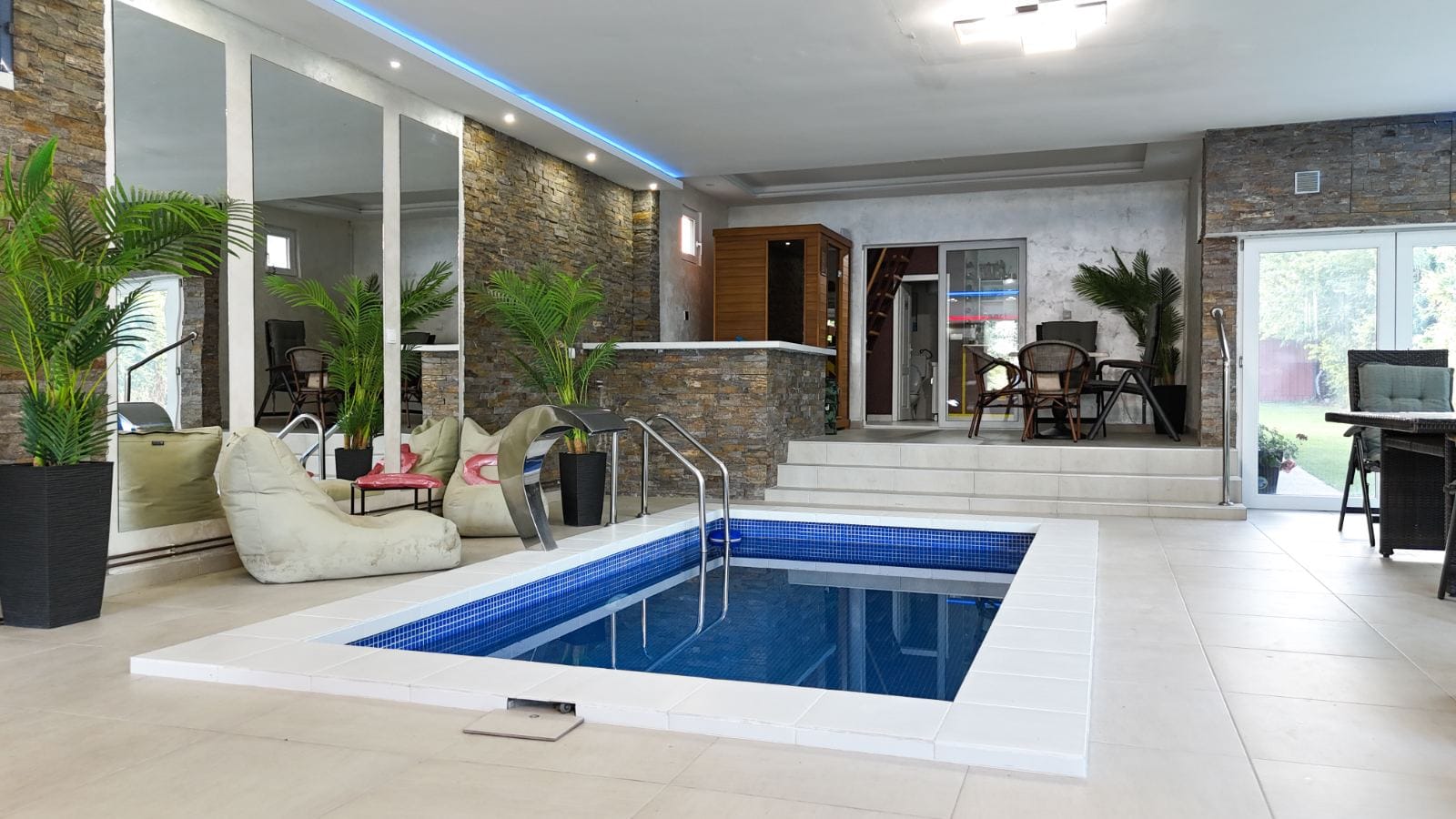 Unutrašnji bazen sa saunom i wellness zonom